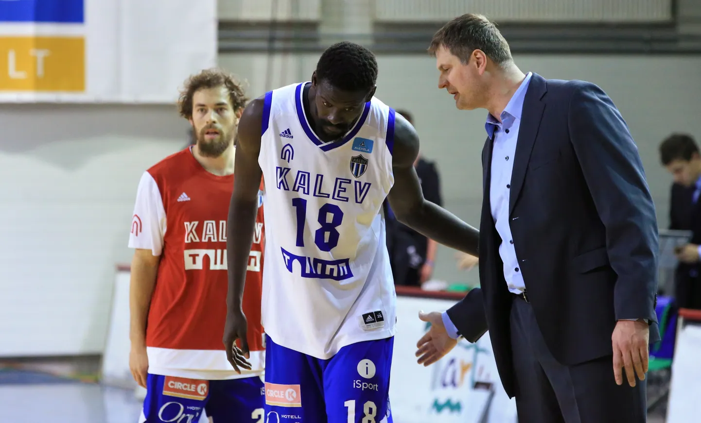 Tallinna Kalevi abitreener Martin Müürsepp juhendamas Bamba Falli.