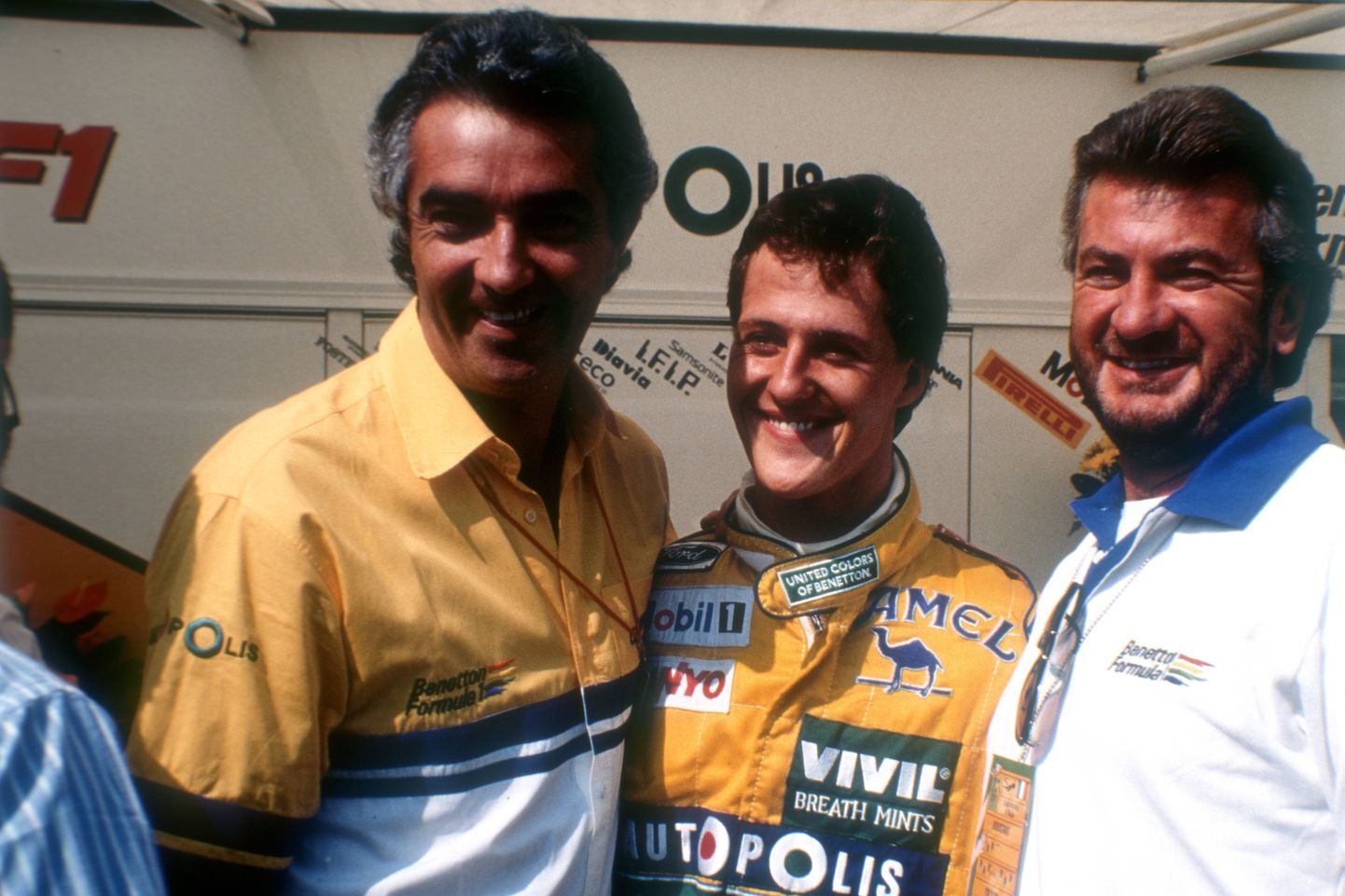 Флавио Бриаторе (слева) и Михаэль Шумахер, а также менеджер команды Benetton Вилли Вебер.