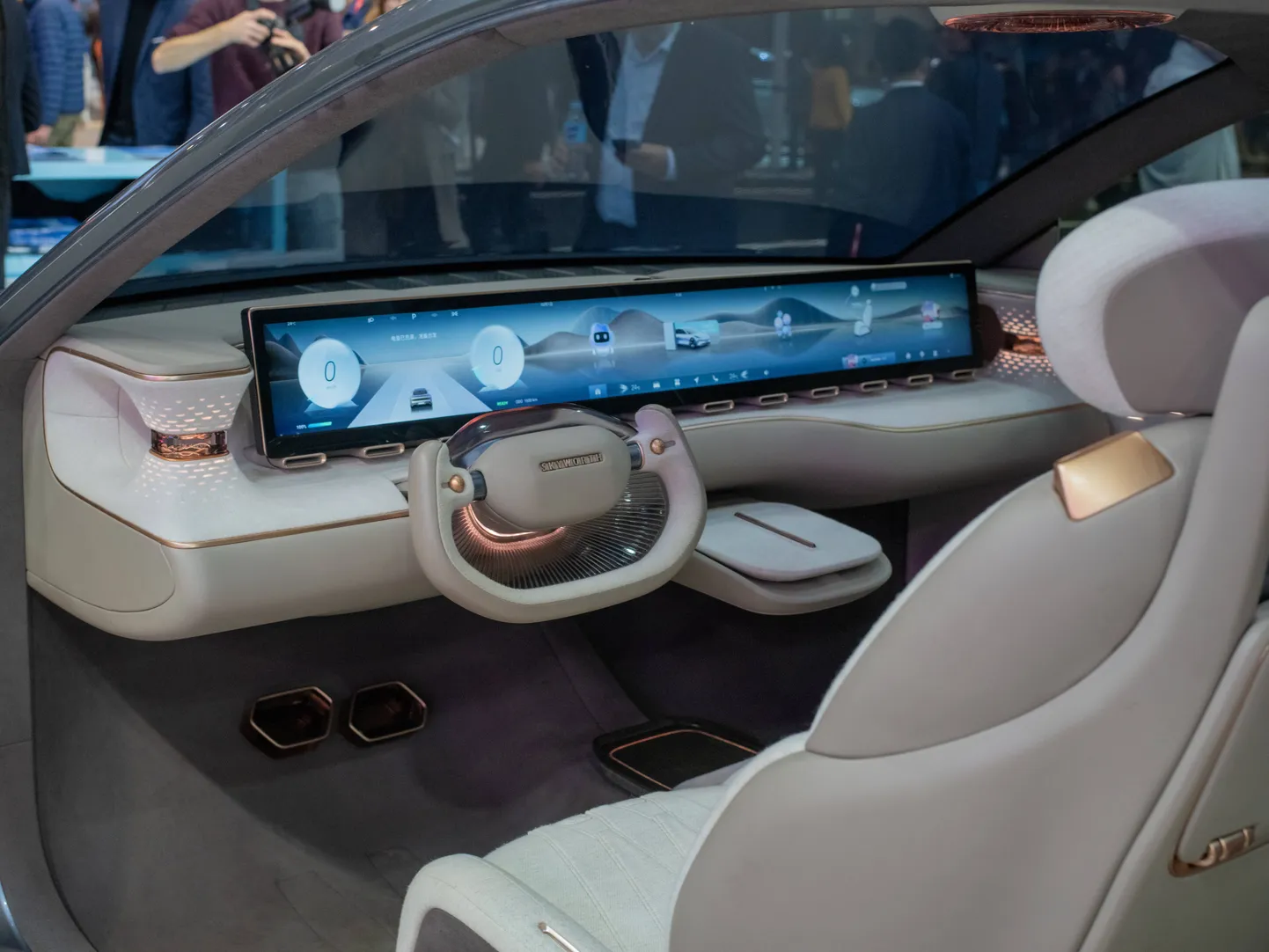 Hiina elektrisõidukite tootja SKYWORTH jõudis Pariisi autonäituselt Prantsusmaa turule. Ettevõtte asutaja ning tegevjuht Stephen Wong oli kohal isiklikult uue mudeli Q esitlusel. Kuid kohati põimuvad Hiina ja Euroopa autotootjate huvid väga sügavuti.