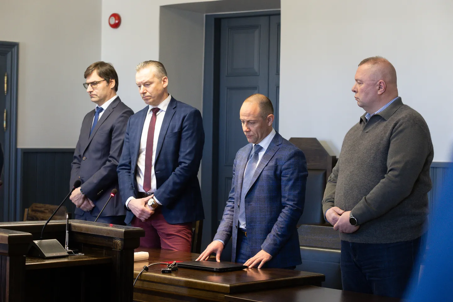 Kohtus õigeks mõistetud Toomas Tamme ja Külliki Nammi esindasid otsuse väljakuulutamisel nende kaitsjad, Kalev Kangur (paremal) tuli otsust kuulama ise.