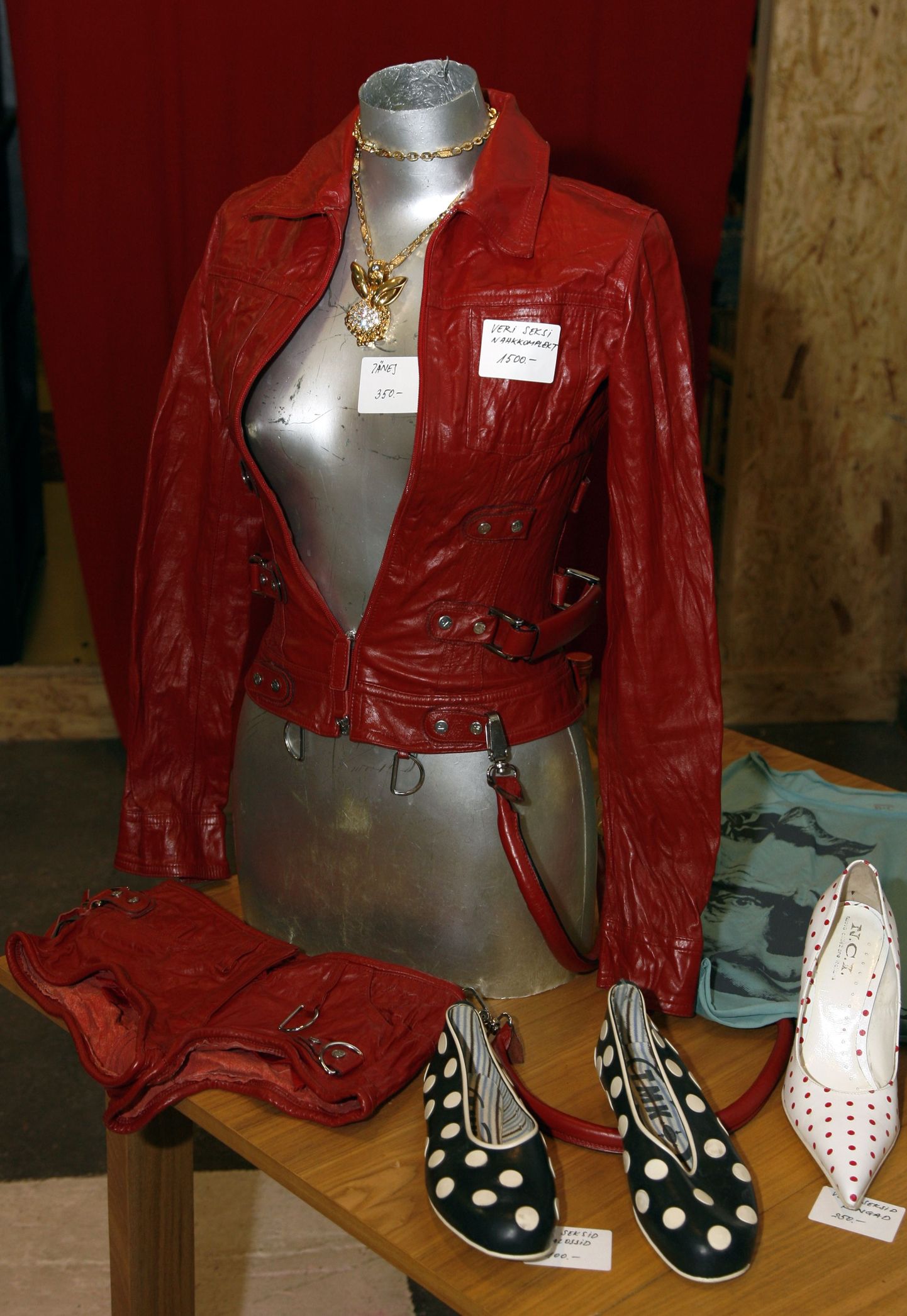Second-hand kaup vajaks maineparandust. Pildil 2007. aastal Uuskasutuskeskuses toimunud glämmilaada kaup.