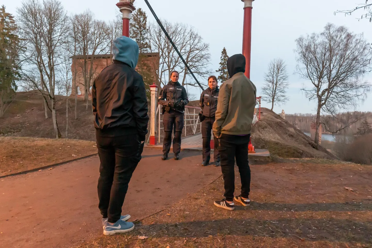 Politsei tegi teisipäeva õhtul noortekampade laialiajamiseks Viljandis reidi. Õnneks ei olnud laialiajamisest juttugi, tuli hoopis pingutada, et mõnd noort näha.