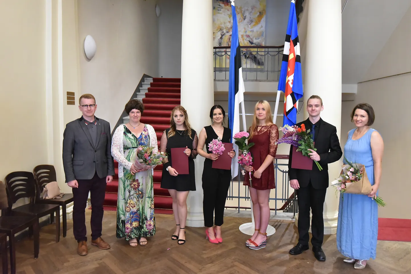 Direktor Tarvo Siilaberg (vasakult), koduõppe koordinaator Irja Toots, lõpetajad Regiina Mänd, Maiken Ivanov, Mirjam Aru ja Osvald Nigola ning koduõppe koordinaator Kadi Künnapuu.