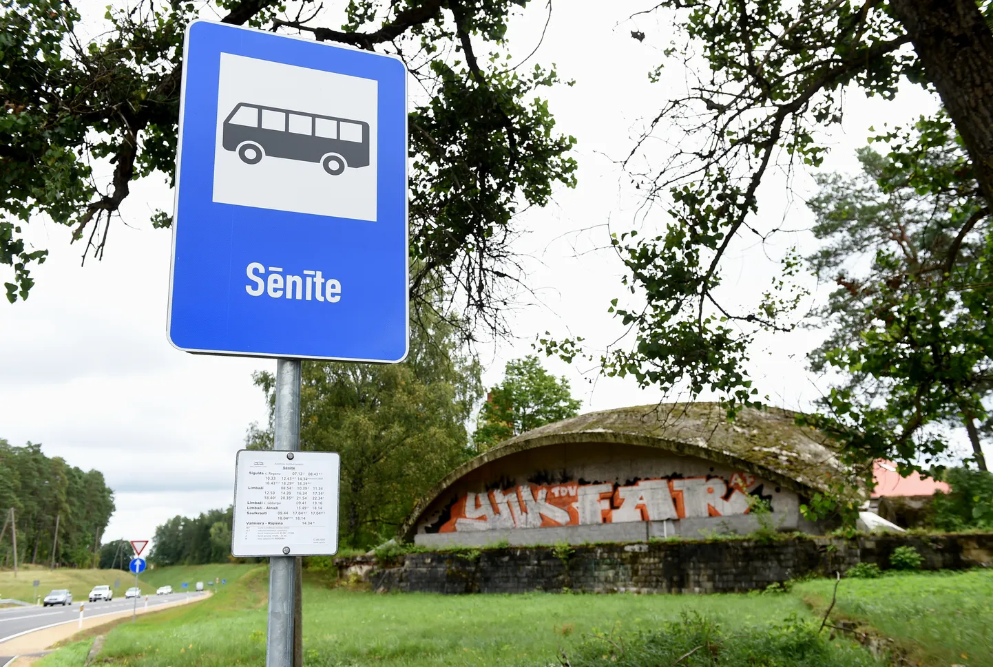 Autobusu pieturas zīme pie kādreizējā restorānu kompleksa "Sēnīte" Vidzemes šosejas malā.