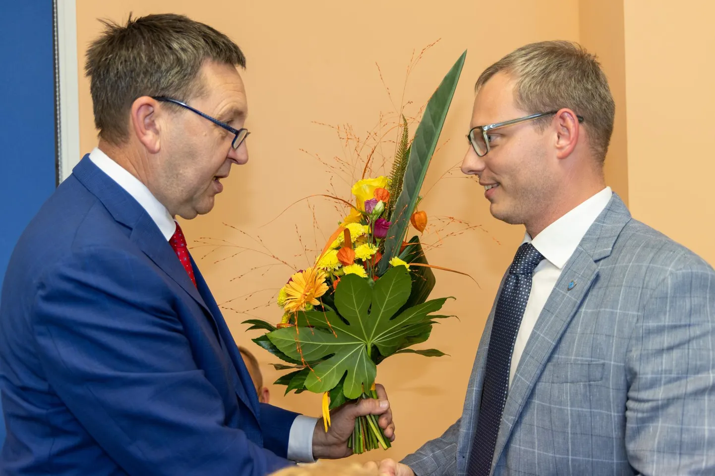 Täpselt 180 päeva tagasi nimetas volikogu juhiks saanud Mati Ilisson (vasakul) umbusaldatud vallavanemat Imre Jugomäed lahedaks selliks ja kinkis talle lahkumise puhul lilled. Nüüd tõusis Jugomäe umbusaldatud Ilissoni asemele.