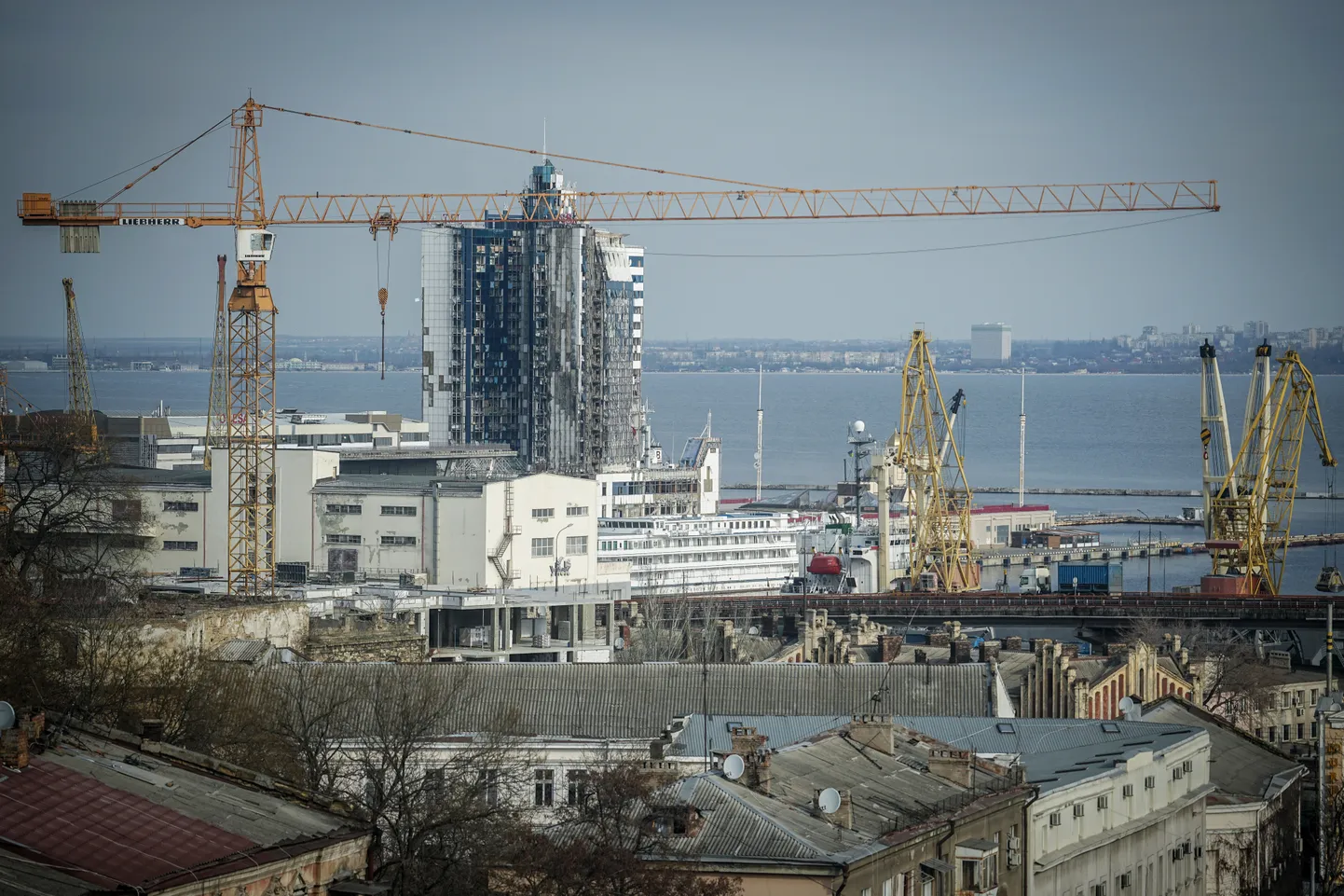 Odessa sadam ja Vene rünnakus kahjustada saanud hotell Odessa. Foto on illustratiivne.