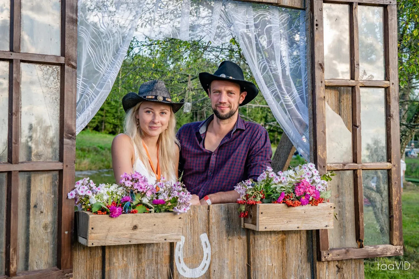 Festivali peakorraldaja Priit Oks koos kaaslase Liis Aderiga on tänavu Urissaares katsetanud kuusevõrse­siirupi valmistamist.