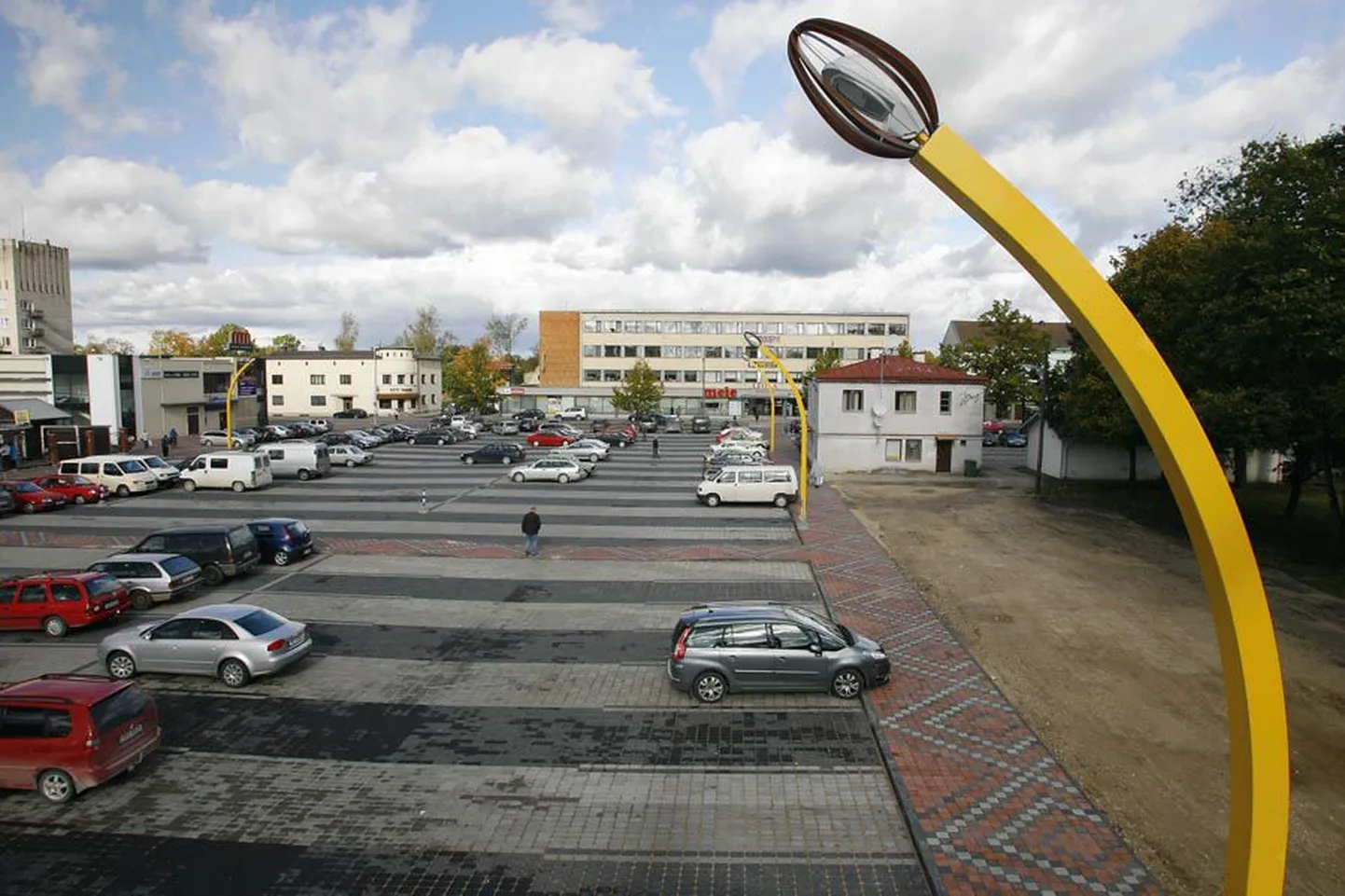 Valgustid, mis kaarduvad mitmetoonilise parkla kohale, tuletavad meelde, et Viljandi on olnud kuulus tikuvabriku linn.