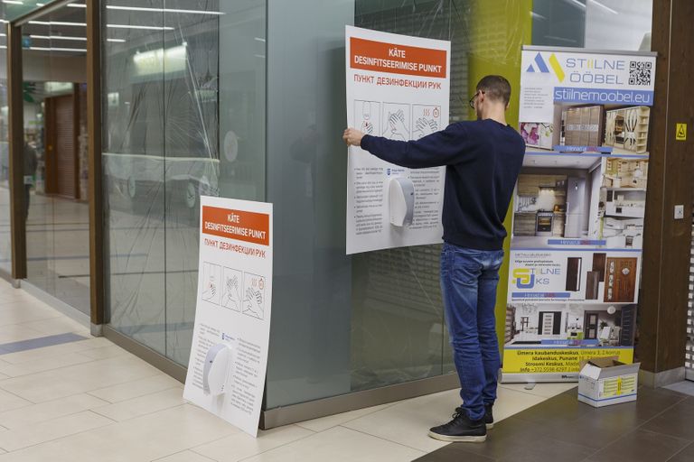 Установленный управой Пыхья-Таллинна дозатор для дезинфекции рук и информационный плакат в торговом центре «Строоми».
