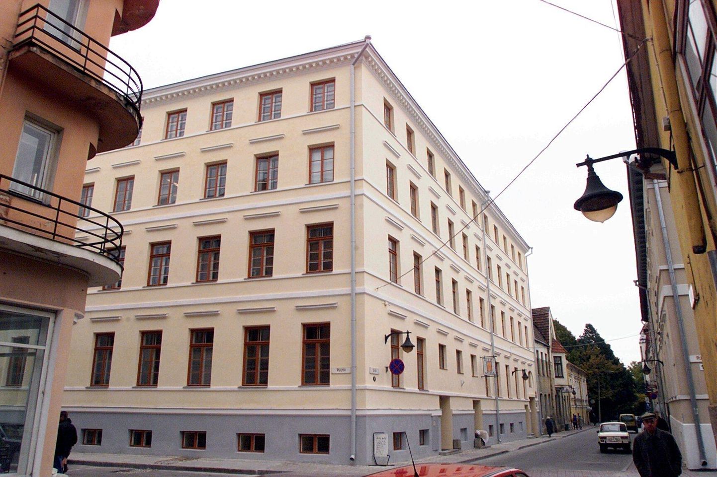Praegu veel Gildi 8 majas tegutseva linna kuuluva OÜ Tartu Linna Polikliinik alghind on avalikul kirjalikul enampakkumisel 27 500 eurot.