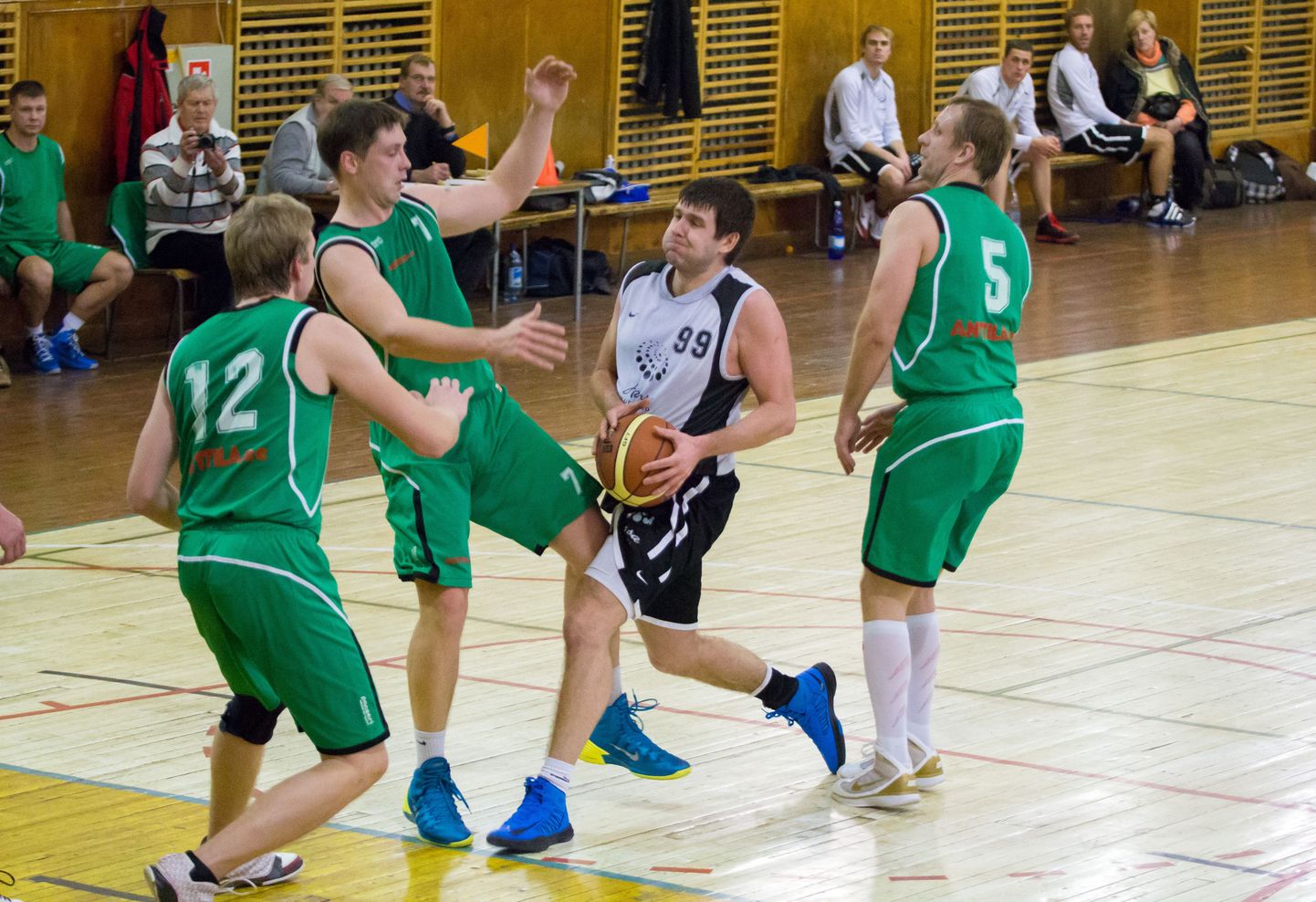 Nädalavahetusel peetakse Viljandimaa korvpallimeistrivõistluste põhiturniiril viimased kohtumised.