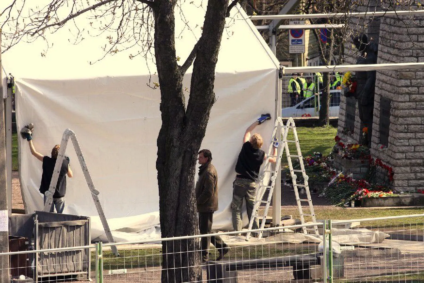26 апреля днем на Тынисмяги установили палатку, которая закрыла памятник.