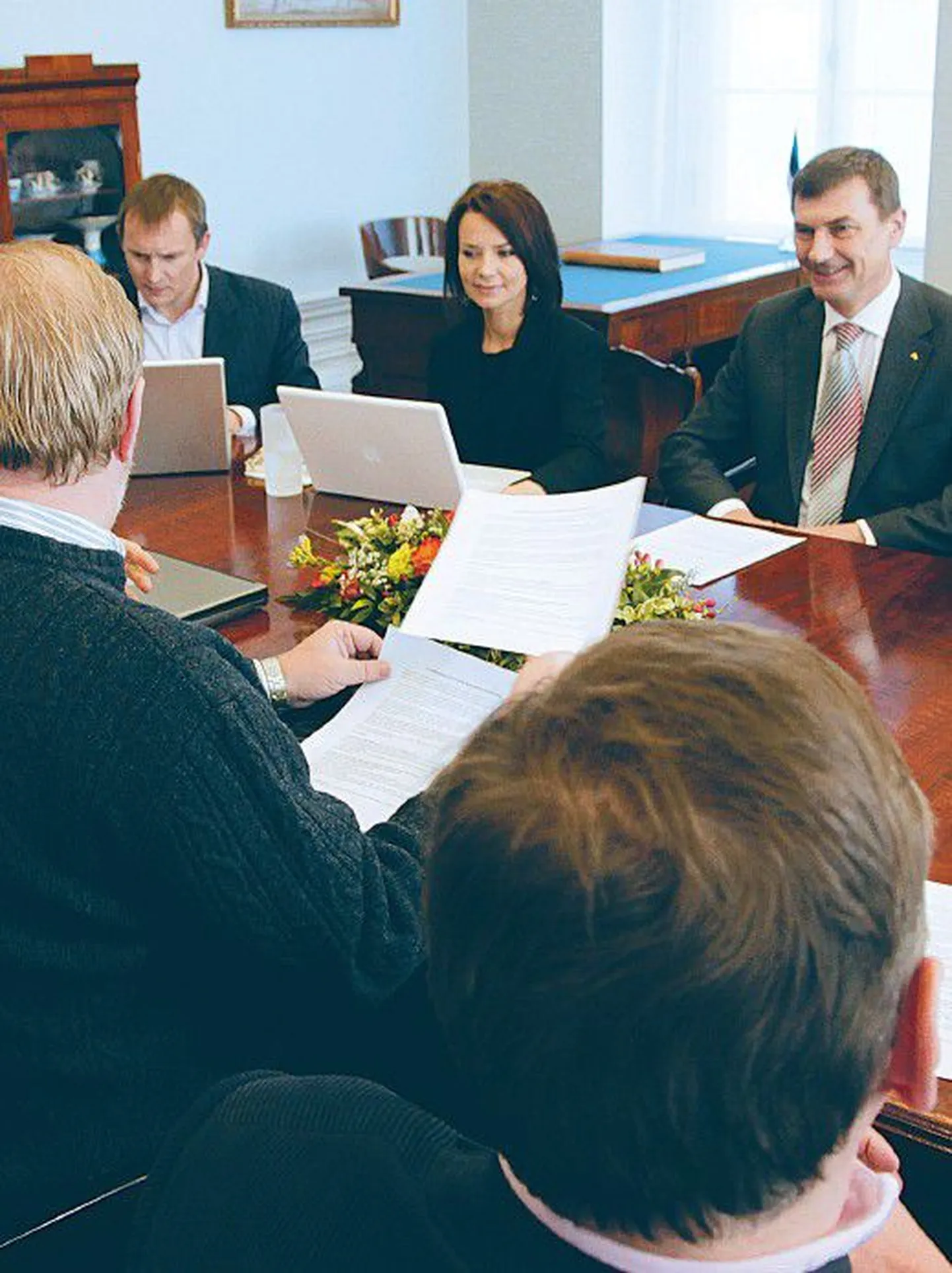 В доме Стенбока в среду начались коалиционные переговоры. На фото (слева) Райн Розиманнус, Кейт Пентус и Андрус Ансип, (со спины) Март Лаар и Юхан Партс.