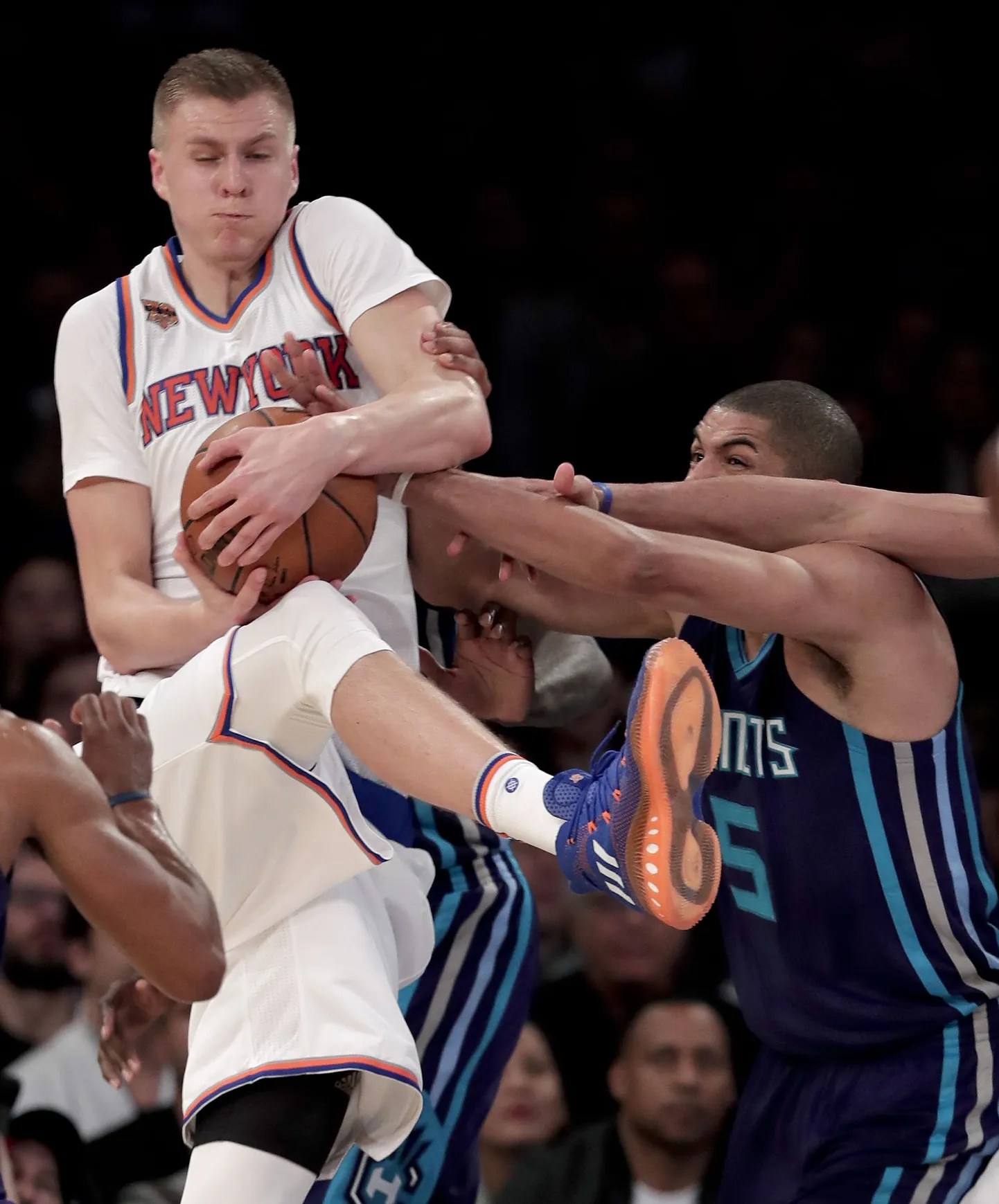 Kristaps Porzingis (valges)