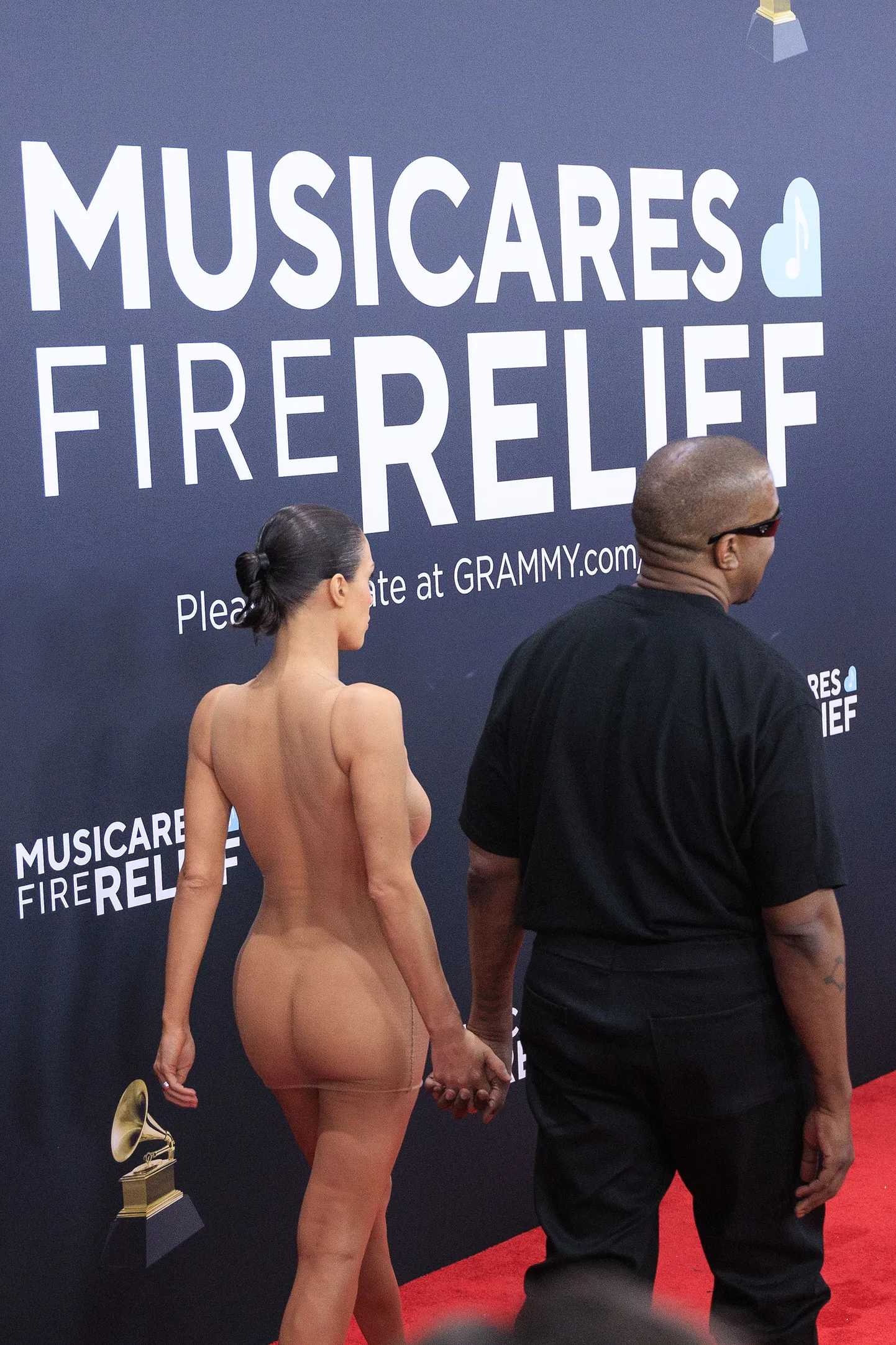Grammydel heitis Censori fotograafide ees maha oma mantli ja selgus, et selle all on ainult äärmiselt paljastav minikleit.