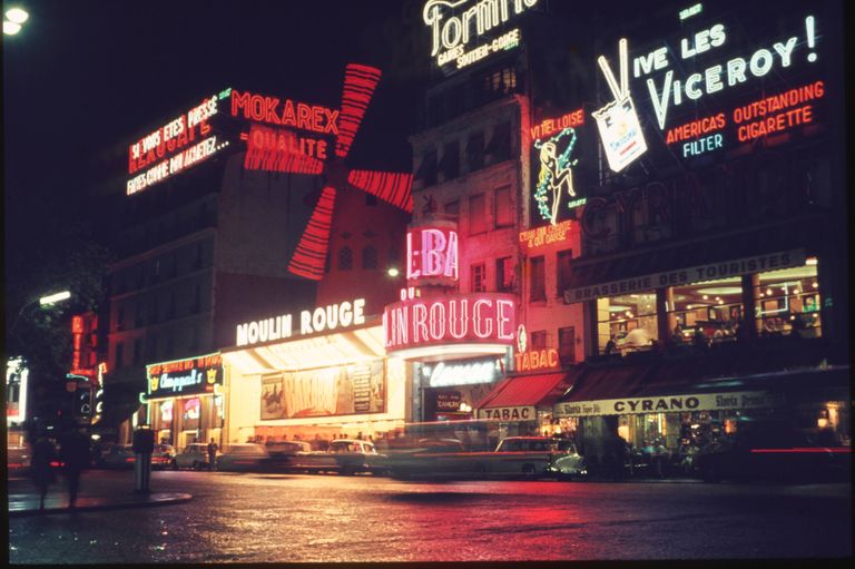 Moulin Rouge'i laval on esinenud mitmed tuntud artistid, nagu näiteks Luis Mariano, Line Renaud ja ka Frank Sinatra. Foto pärineb aastast 1960.