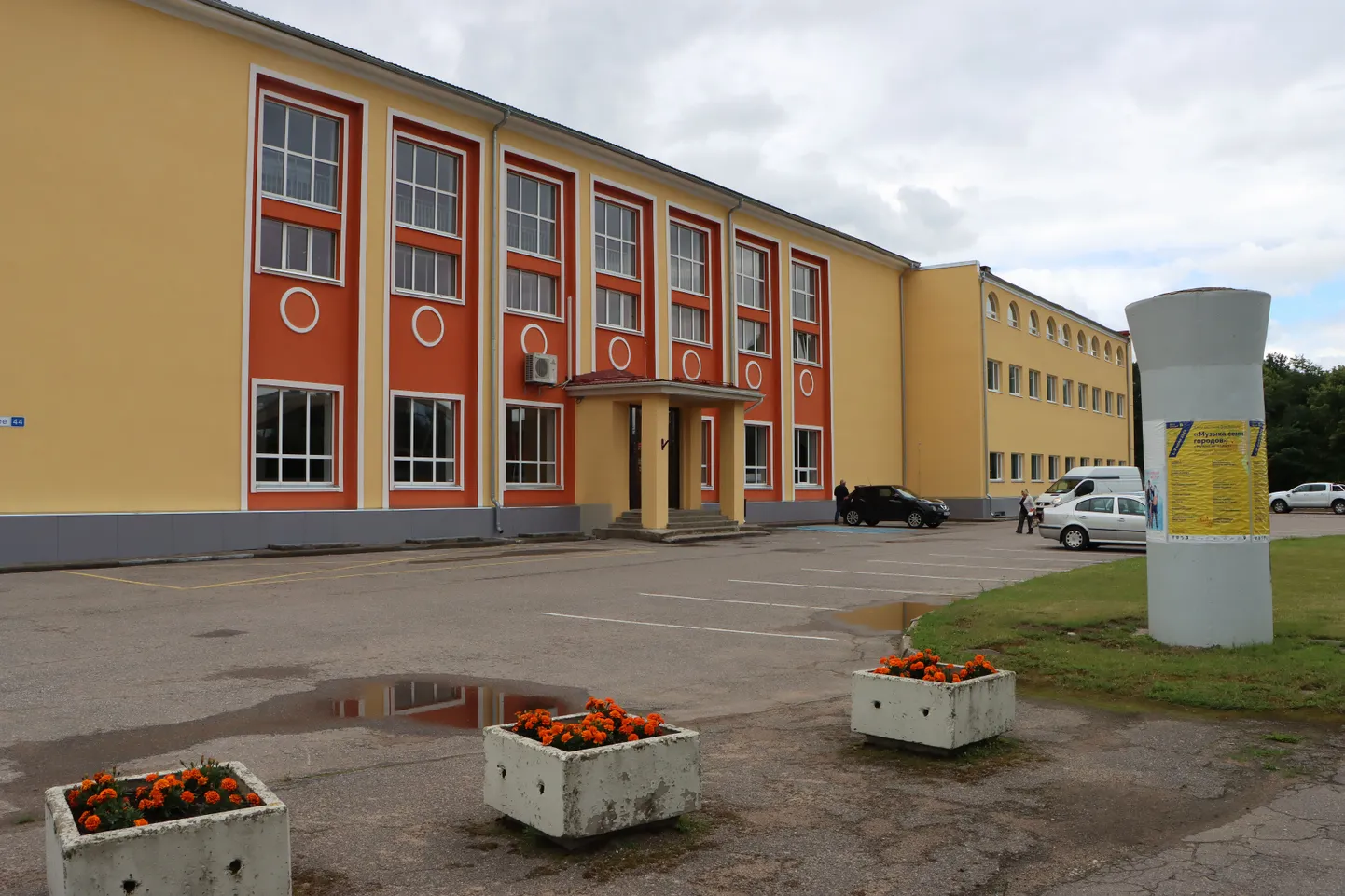 Uus hostel peaks kerkima endise ujula kohale vana spordihoone kõrvale.