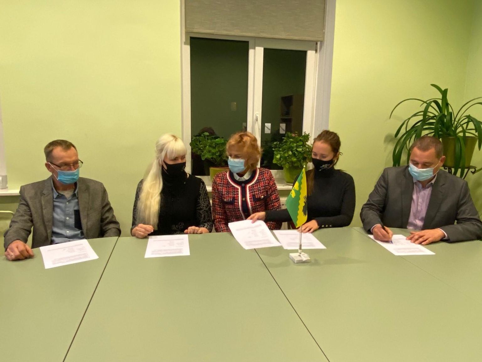 Põhja-Pärnumaa koostööleppe allkirjastasid Peeter Perm (EKRE), Riina Kukk, Ülle Vapper (valimisliit Meie Vald), Mari-Liis Jaanson (valimisliit Vändra Noored) ja Jaanus Rahula (valimisliit Inimeste Eest).