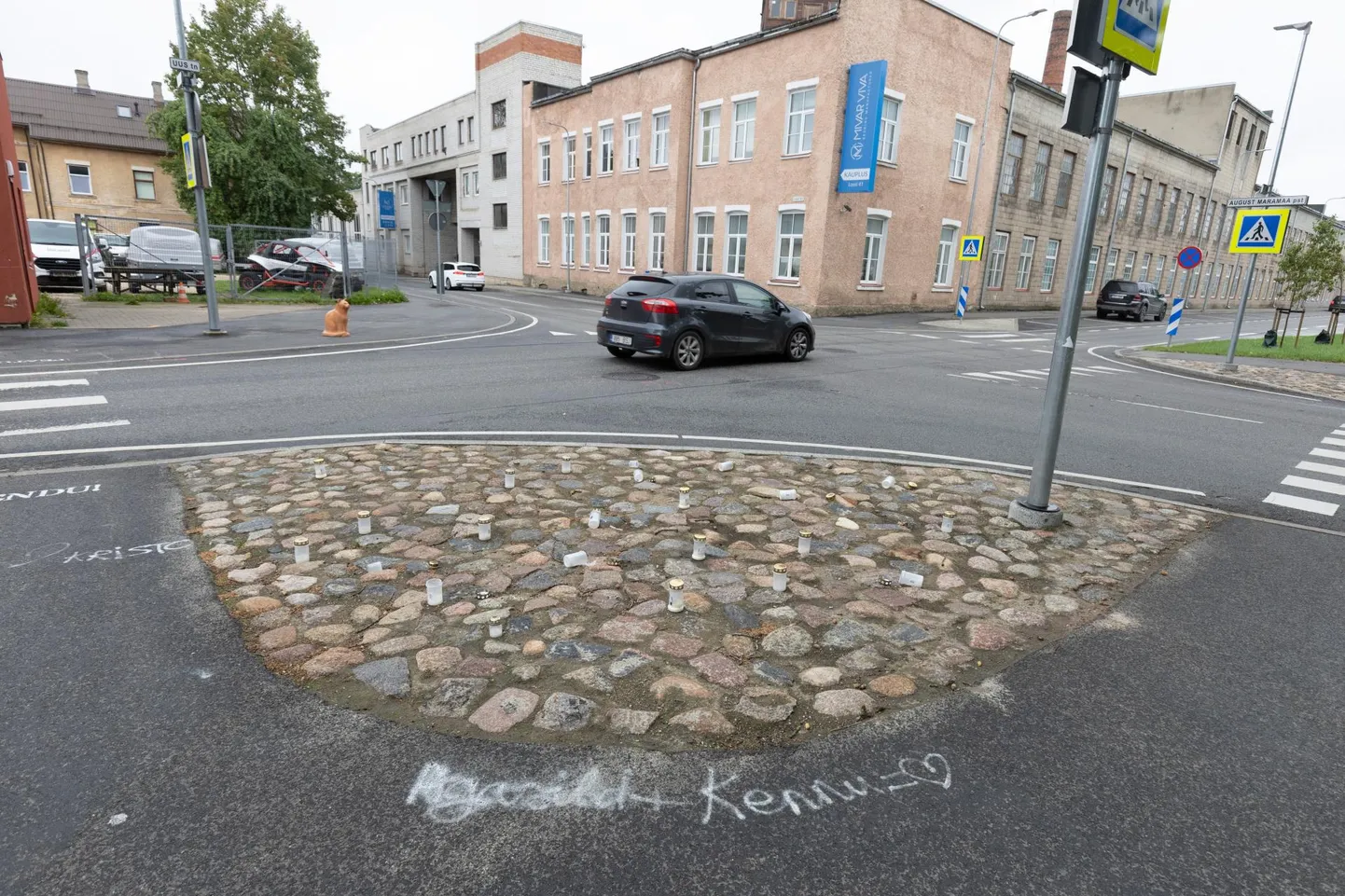 Viljandis Uue tänava ja Maramaa puiestee ristmikul Lastepargi kõrval püüdsid laupäeva hommikul möödujate pilku kalmuküünlad.