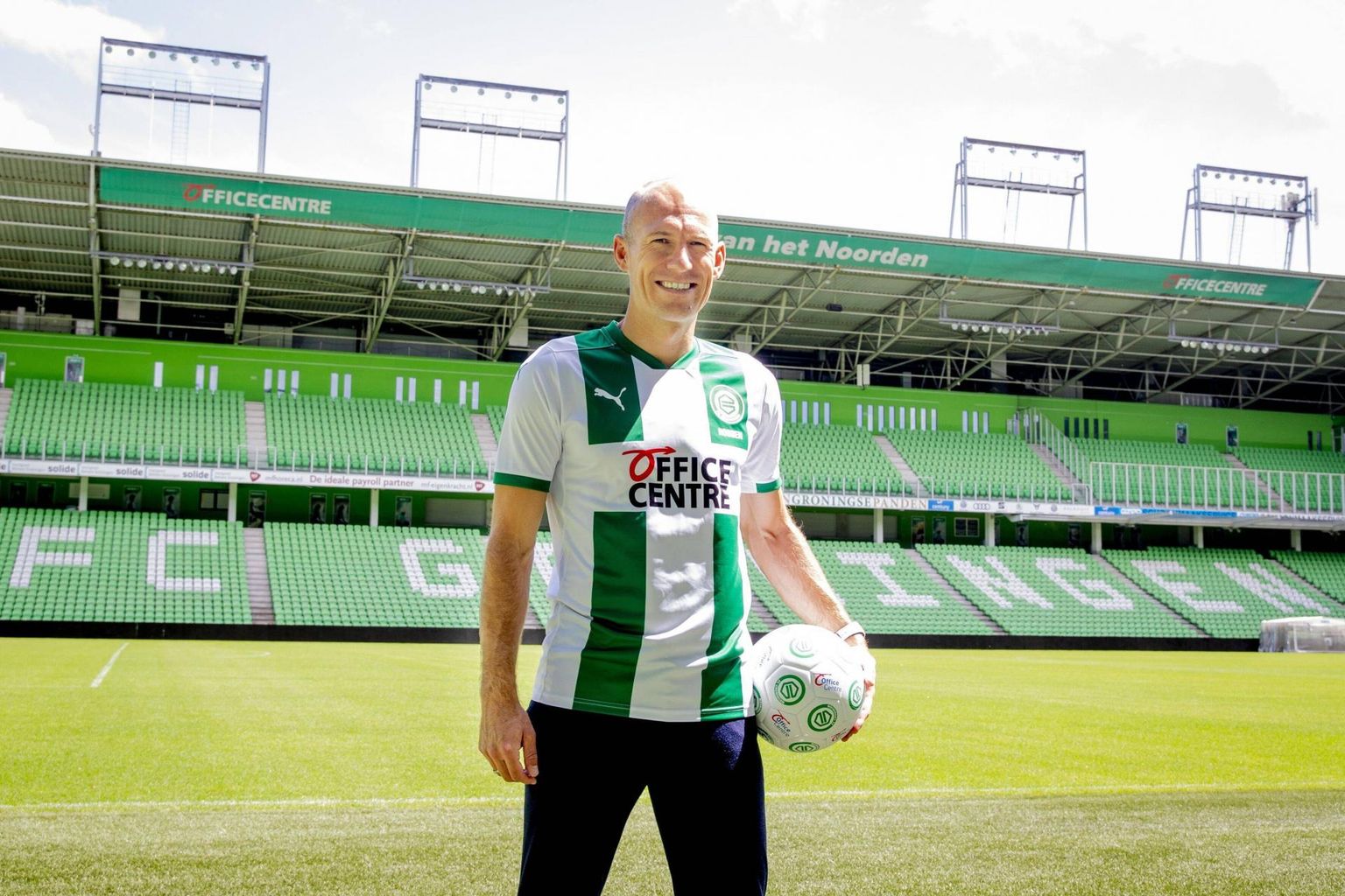 Arjen Robben tõmbab selga lapsepõlveklubi FC Groningen särgi.
