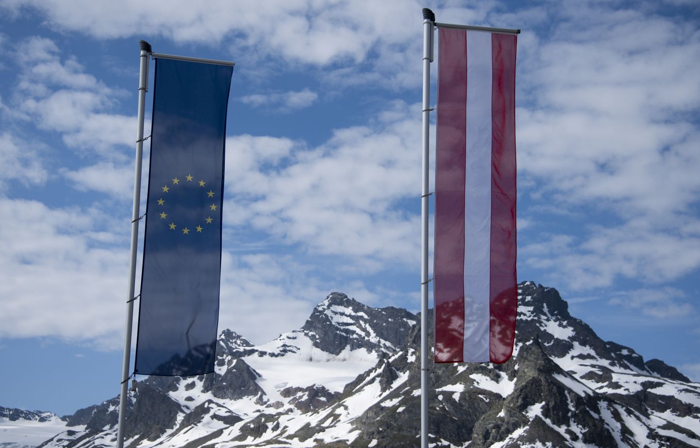 Флаг Австрии (справа). Иллюстративное фото
