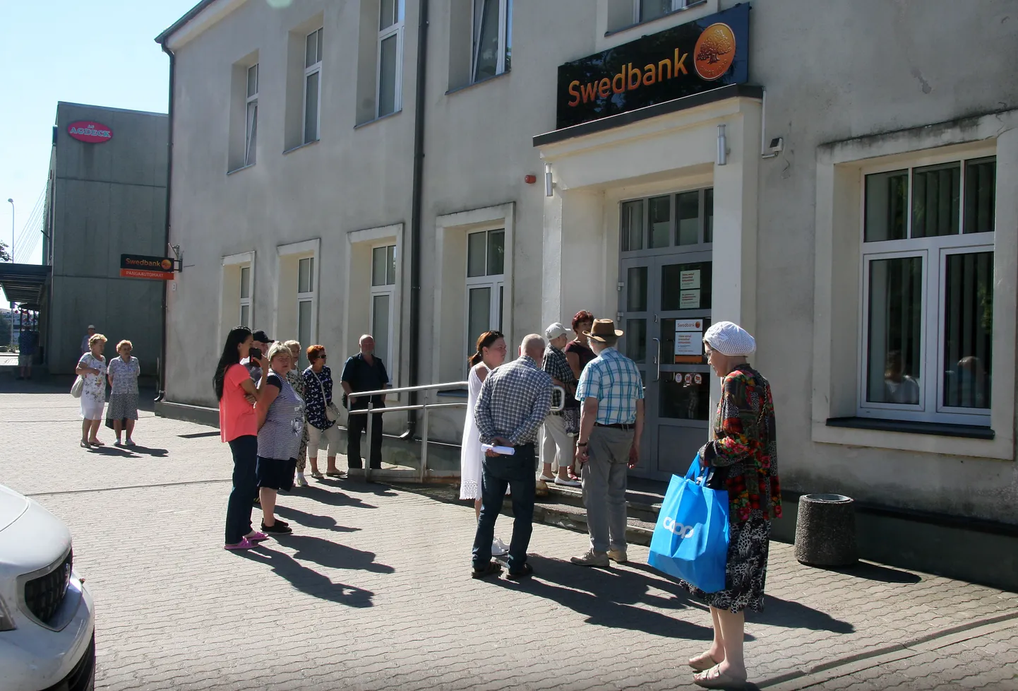 В среду утром перед йыхвиской конторой "Swedbank" незадолго до открытия стояло более десяти человек.