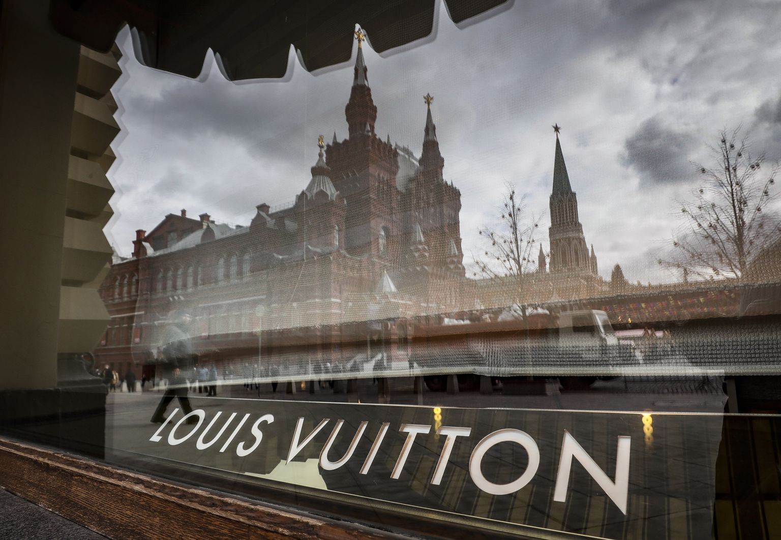Kremli tornid peegeldumas suletud Louis Vuittoni kaupluse aknast 7. märtsil 2022.