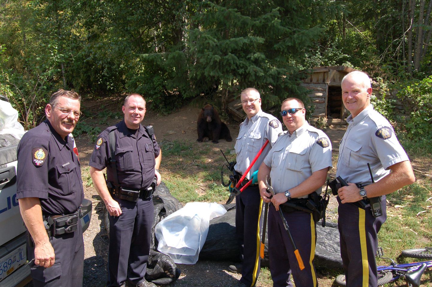 Kanada politseinikud koos ühe kanepipõldu valvanud karuga