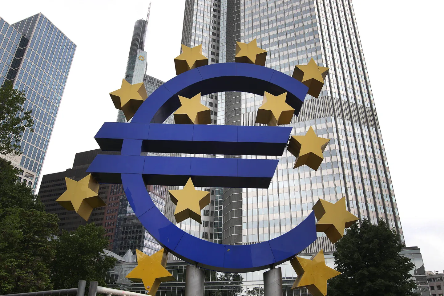 Euro sümbol Euroopa keskpanga ees