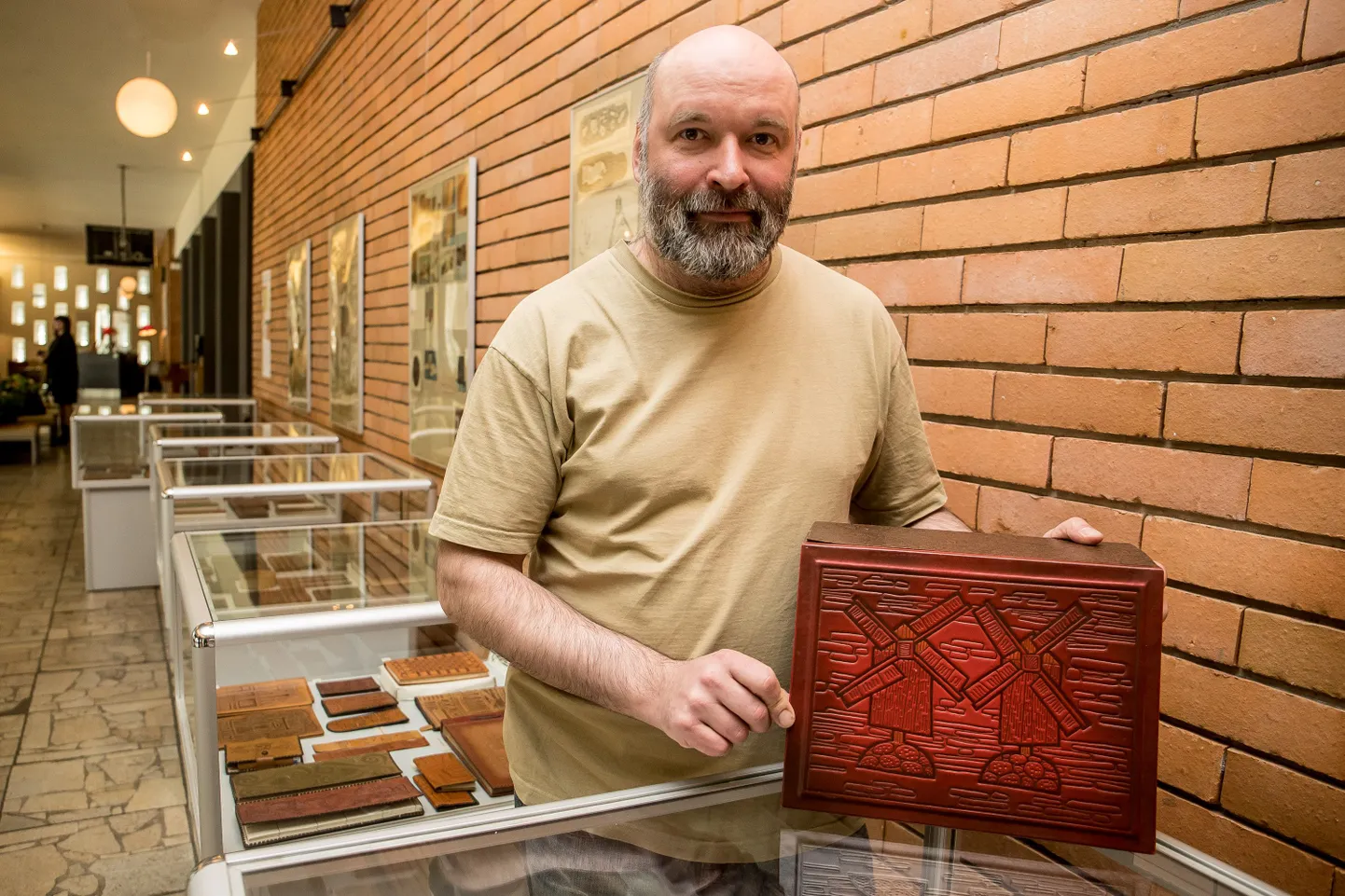 Rene Haljasmäe käes on Tootmiskoondises Kommunaar 1970. aastate lõpus või 1980. aastate alguses valmistatud karp, mille kaanel on klišeetrükis töödeldud ja nitrovärviga värvitud kroomnahk, külgedel mustrihga kunstnahk. Selliste karpide tootmisel kasutati reeglina jalatsitööstuse nahajääke.