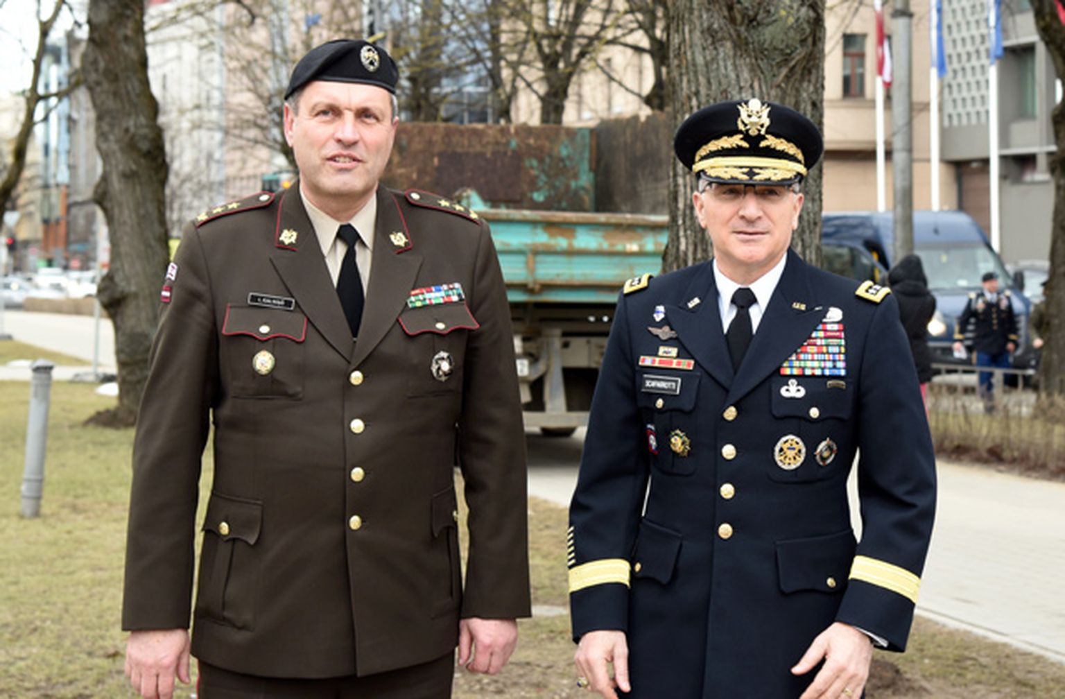 Nacionālo bruņoto spēku komandieris ģenerālmajors Leonīds Kalniņš (no kreisās) un ASV Eiropas spēku virspavēlnieks, NATO spēku virspavēlnieks Eiropā ģenerālis Kērtiss M. Skaparoti