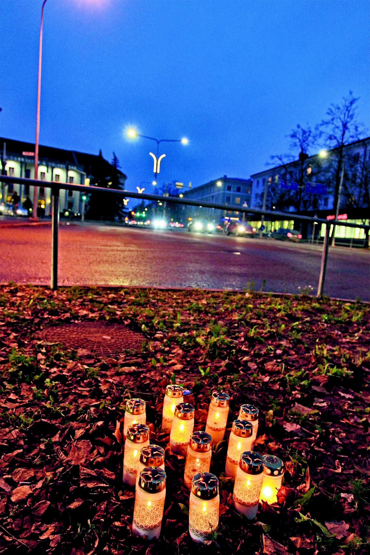 Politseibussi ette jäänud Raini mälestuseks eile hommikul toodud küünlad põlesid vaikselt veel õhtuhämaruseski.