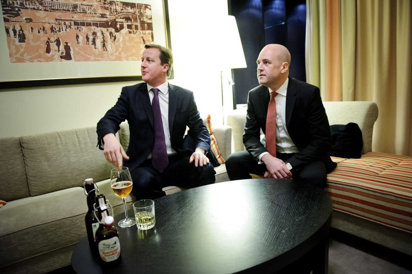 DAVOS  2013-01-24
Britains Prime Minister David Cameron and Swedes Prime Minister Fredrik Reinfeldt met for a beer and an EU talk in the hotel room of the British P.M.  in Davos, Switzerland, January 24, 2013. 
Foto:Jens L'Estrade / XP / SCANPIX / kod 8000
** OUT SWEDEN OUT **