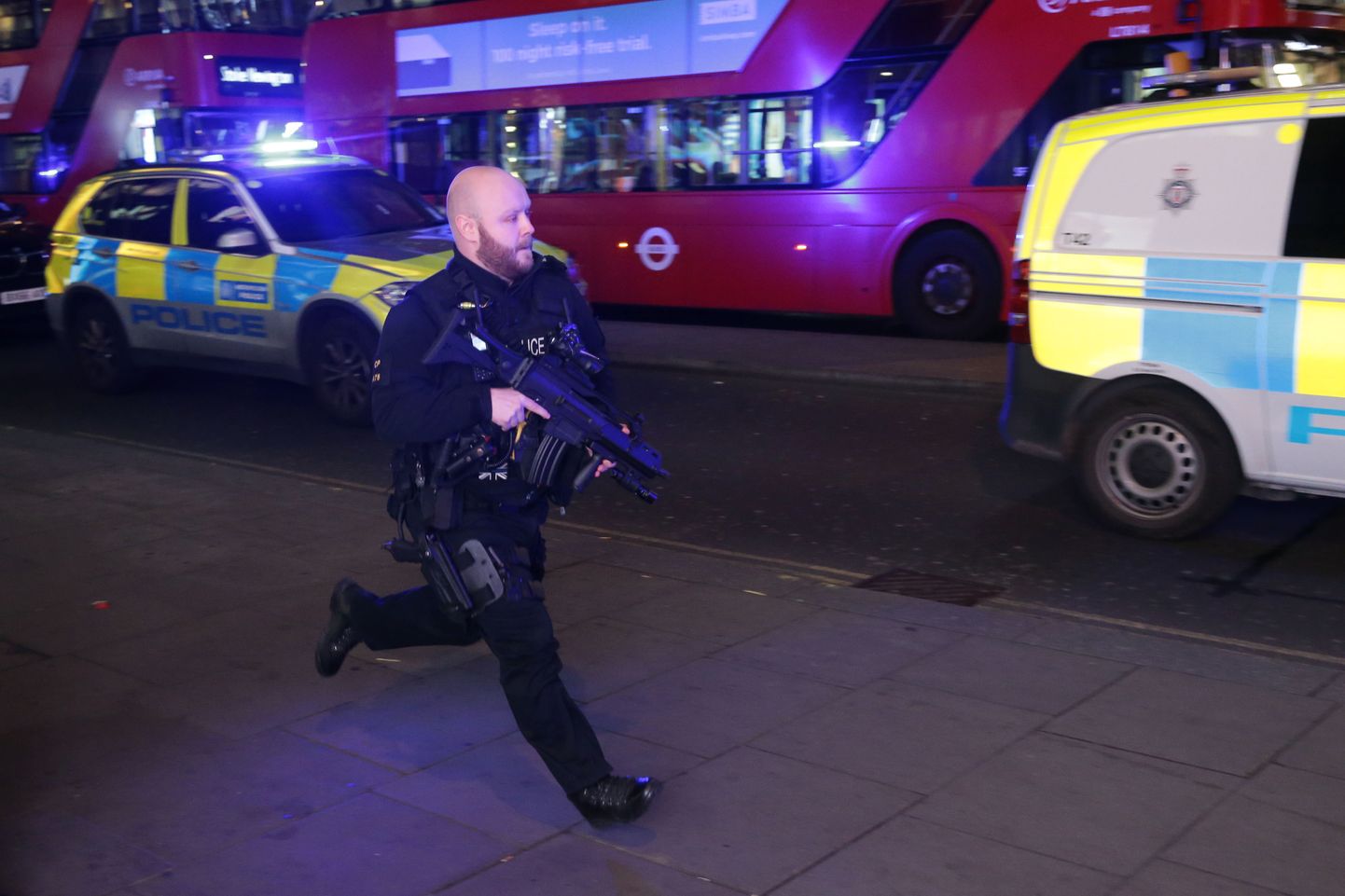 Politseinik Oxfordi tänaval toimunud ärevate sündmuste ajal.