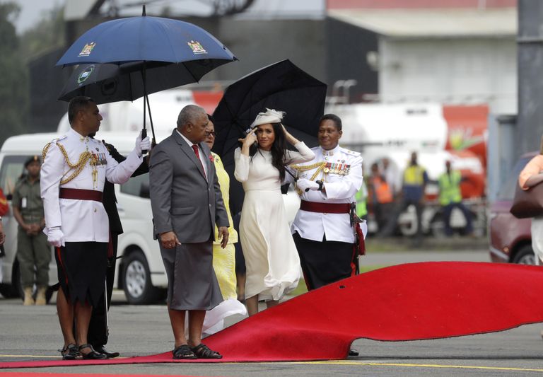 Prints Harry ja Sussexi hertsoginna Meghan Fidži pealinnas Suvas toimunud vastuvõtutseremoonial. Pildil vasakul on Fidži peaminister Frank Bainimarama