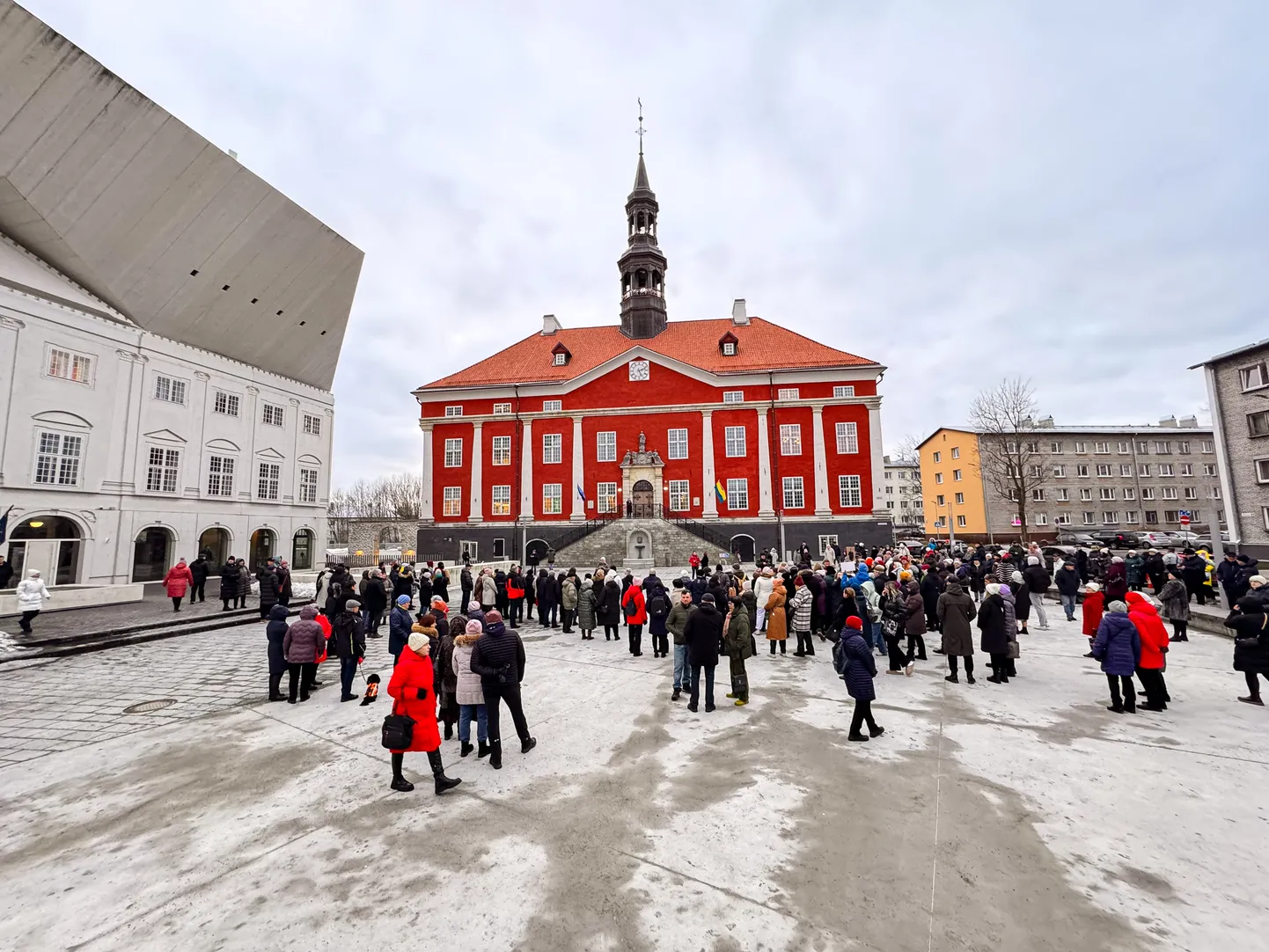 Narva raekojaplats, mille servas asuvad uus kolledžihoone ja renoveeritud raekoda, on saanud Narvas nii kohalikele elanikele kui linna külalistele menukaks kogunemispaigaks.