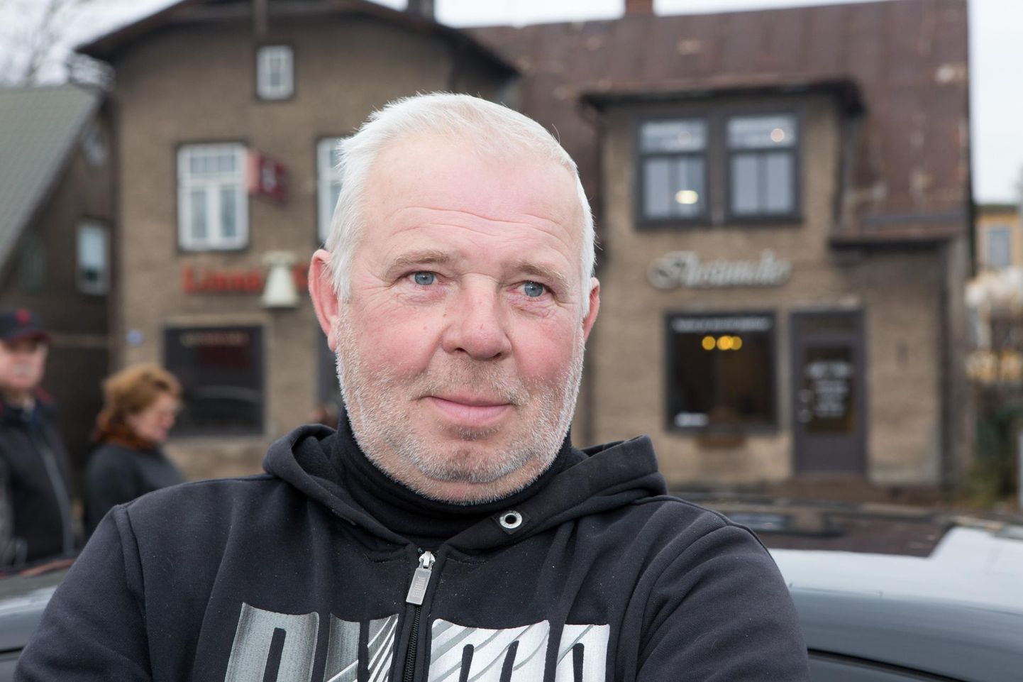 Endla tänaval elav Mati Reinup lükkas neljapäeva hommikul Uueveskil mitmekümne majaomaniku kõnnitee oma ATV-ga lumest puhtaks.