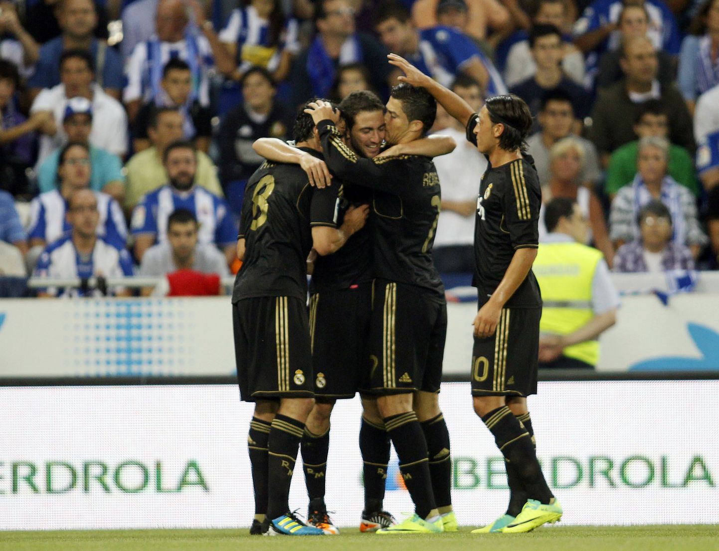 Madridi Reali jalgpallurid Gonzalo Higuain (vasakult teine) värava üle juubeldamas