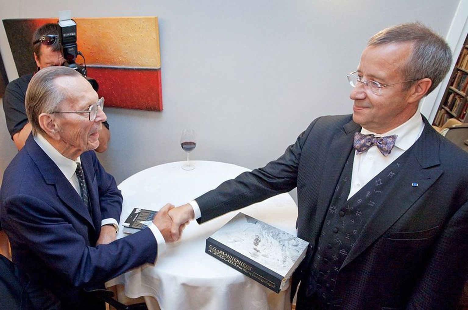 Max Jakobson ja president Toomas Hendrik Ilves raamatu «Omalla äänellä» esitlusel Helsingis Eesti saatkonnas 2011. aasta septembris.