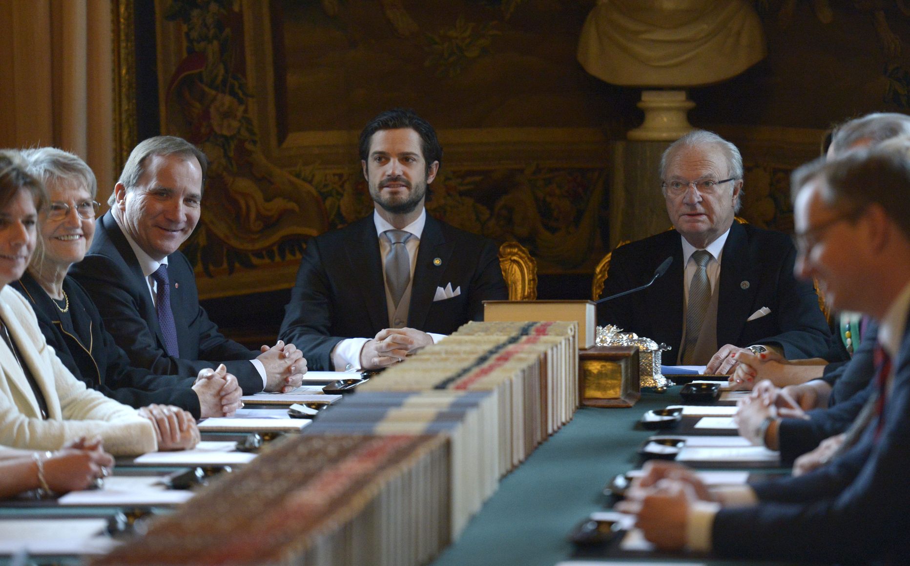 Rootsi kuningas Carl XVI Gustaf  ja prints Carl Philip tetamas valitsusele, et uue printsi nimi on Oscar Carl Olof