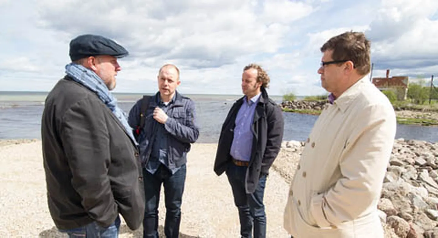 Nalmond Meri, Villu Vatsfeld, Jüri Taal ja Andres Noormägi arutasid Purtse sadamas, kuidas võiksid saarlased ja idavirulased meresõidu elavdamisel koostööd teha.