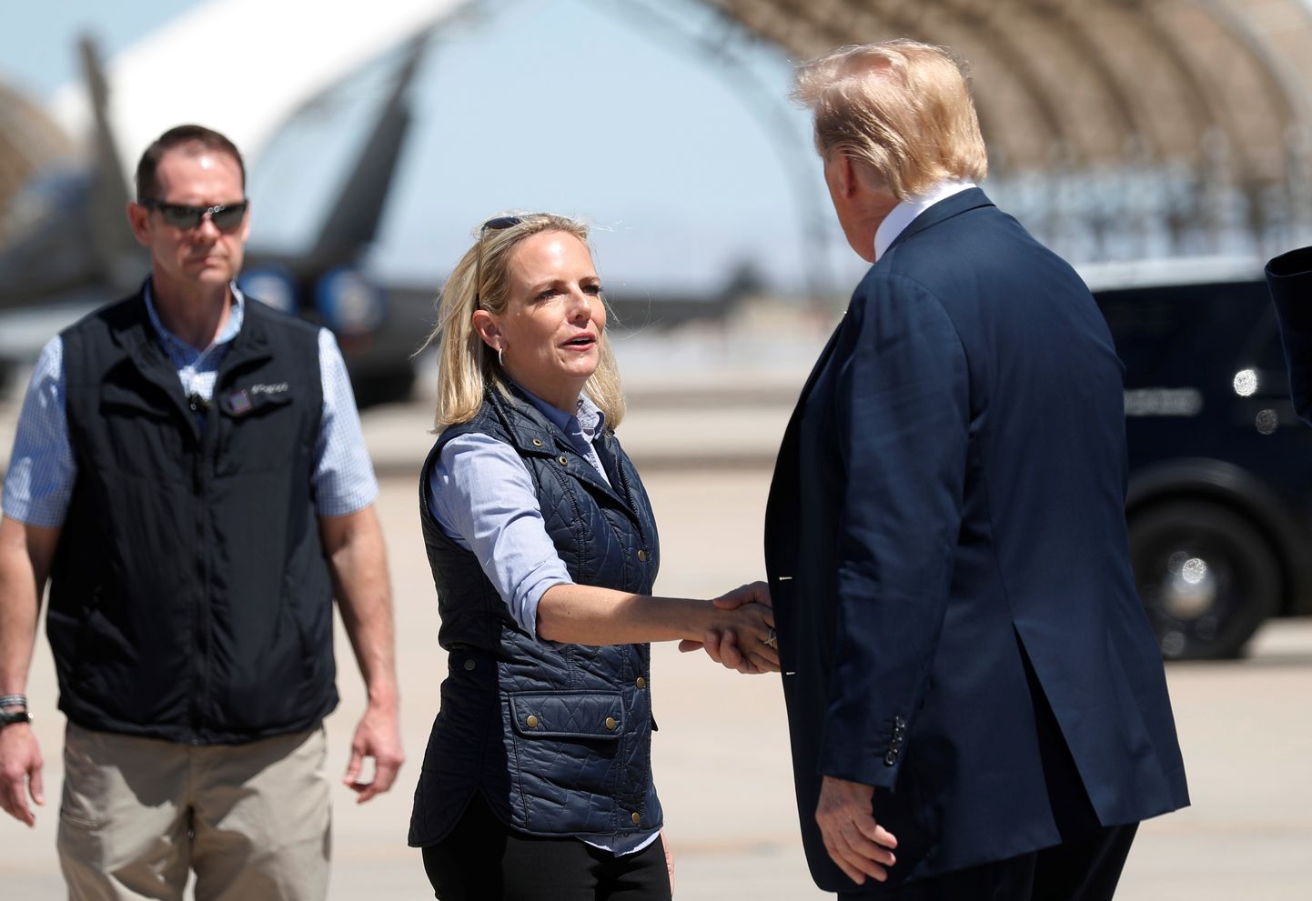 USA president Donald Trump 5. aprillil Mehhiko piiril kätlemas nüüdseks ametist lahkunud sisejulgeolekuministri Kirstjen Nielseniga.