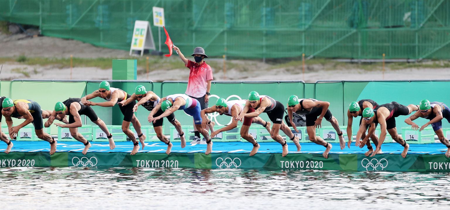 Triatleedid hüppamas 26. juulil Tokyo olümpiamängudel Tokyo lahte, kus toimus meeste triatloni ujumisetapp 1,5 kilomeetrit