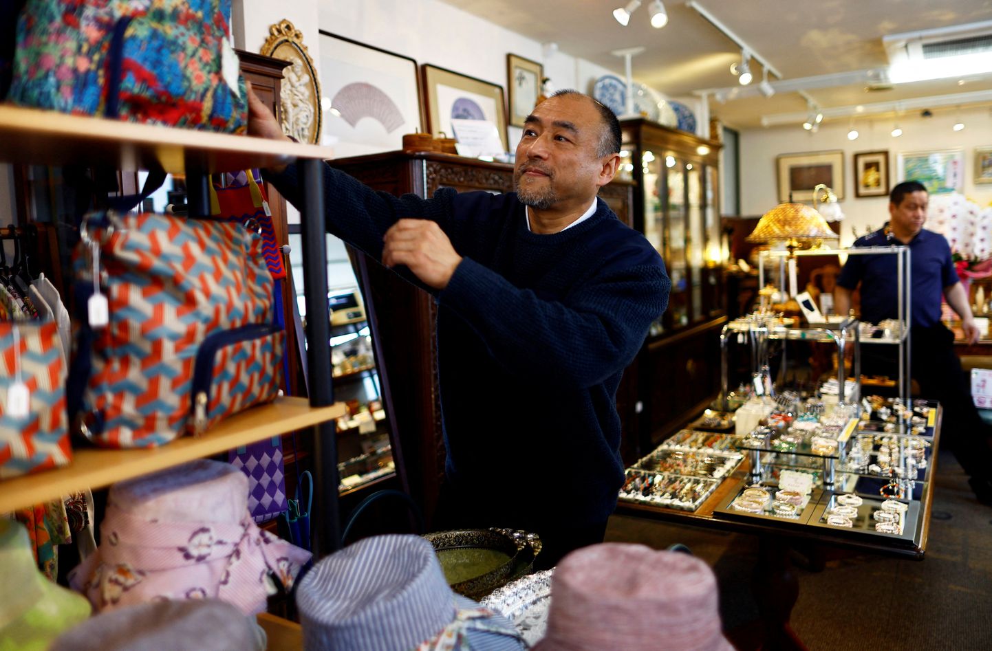 58-aastane Yasunobu Tashiro töötab oma kingituste poes kuumaveeallikate linnas Kinugawa Onsenis Nikkos Tochigi prefektuuris.