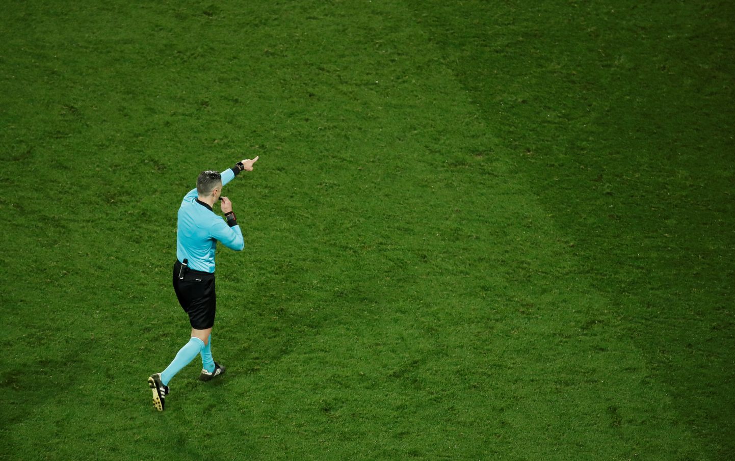Peakohtunik Damir Skomina (pildil) andis VARi abil Manchester Unitedile penalti, mis viis inglased Meistrite liigas veerandfinaali.
