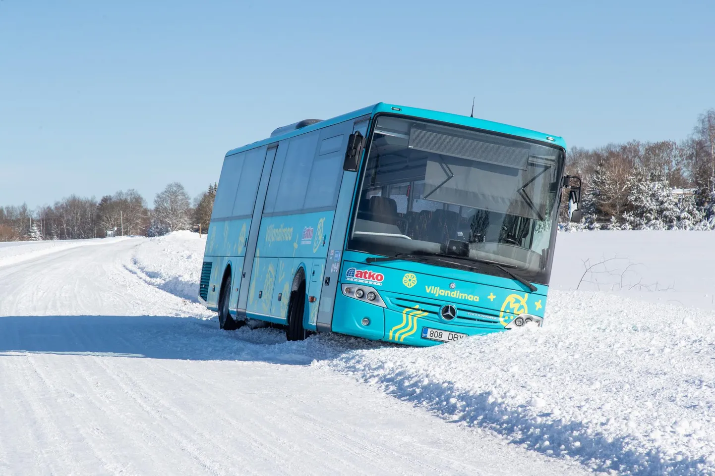 Liinibuss vajus kraavi Kookla küla lähedal ning omal jõul see hangest välja ei pääsenud.