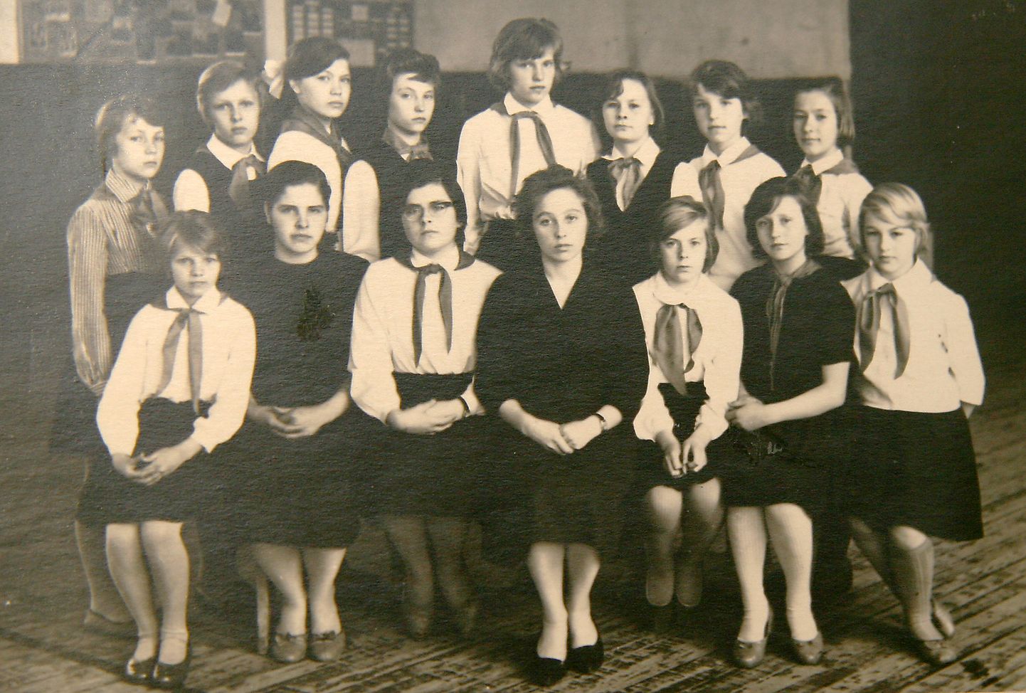 Урве Кильк (на снимке сидит в центре) сама была еще очень молода, когда учила Мерике Пери и Сирье Палло (стоят слева, третья и четвертая соответственно).
