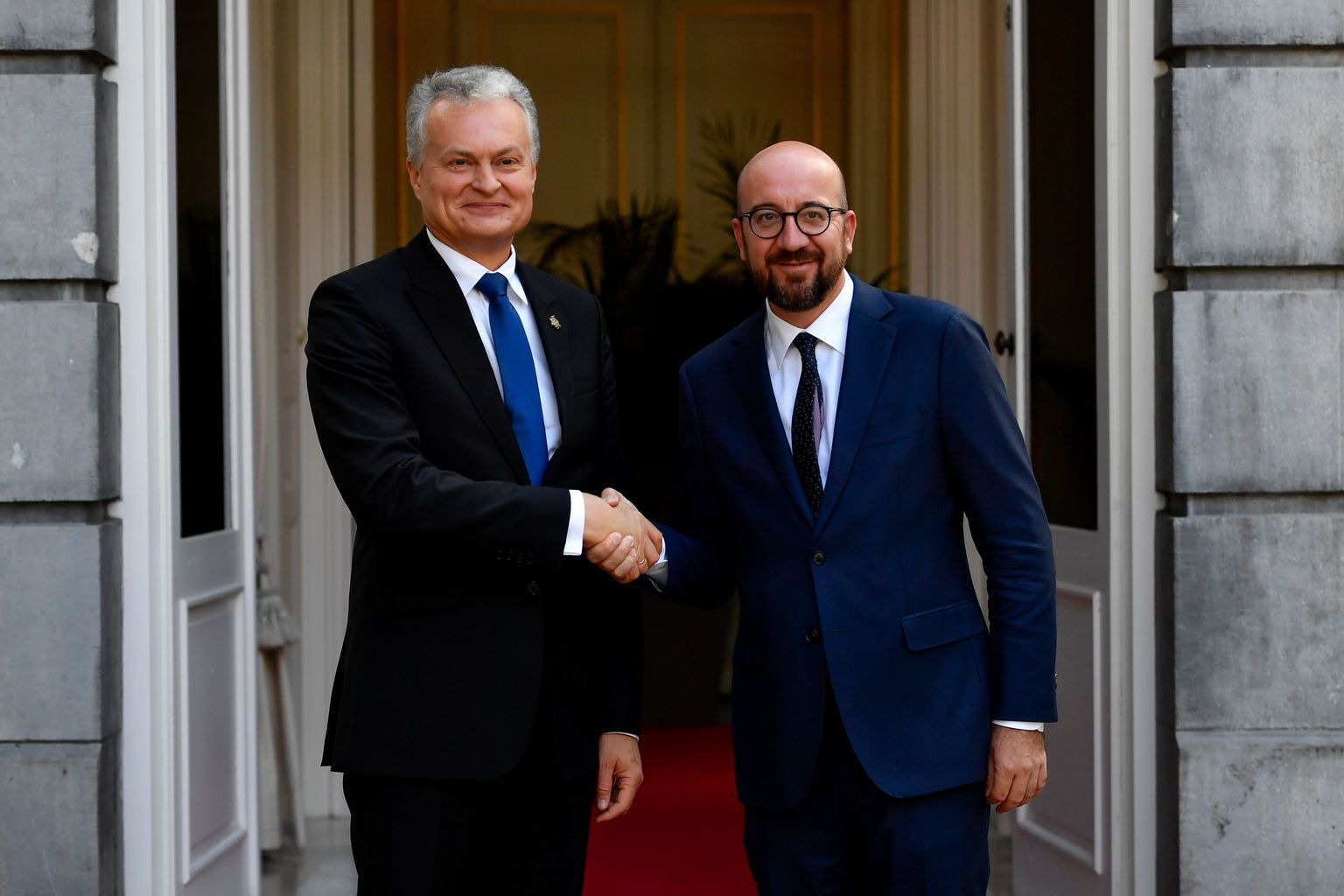 Leedu president Gitanas Nausėda (vasakul) 5. septembril Brüsselis koos Belgia peaministri Charles Micheliga.