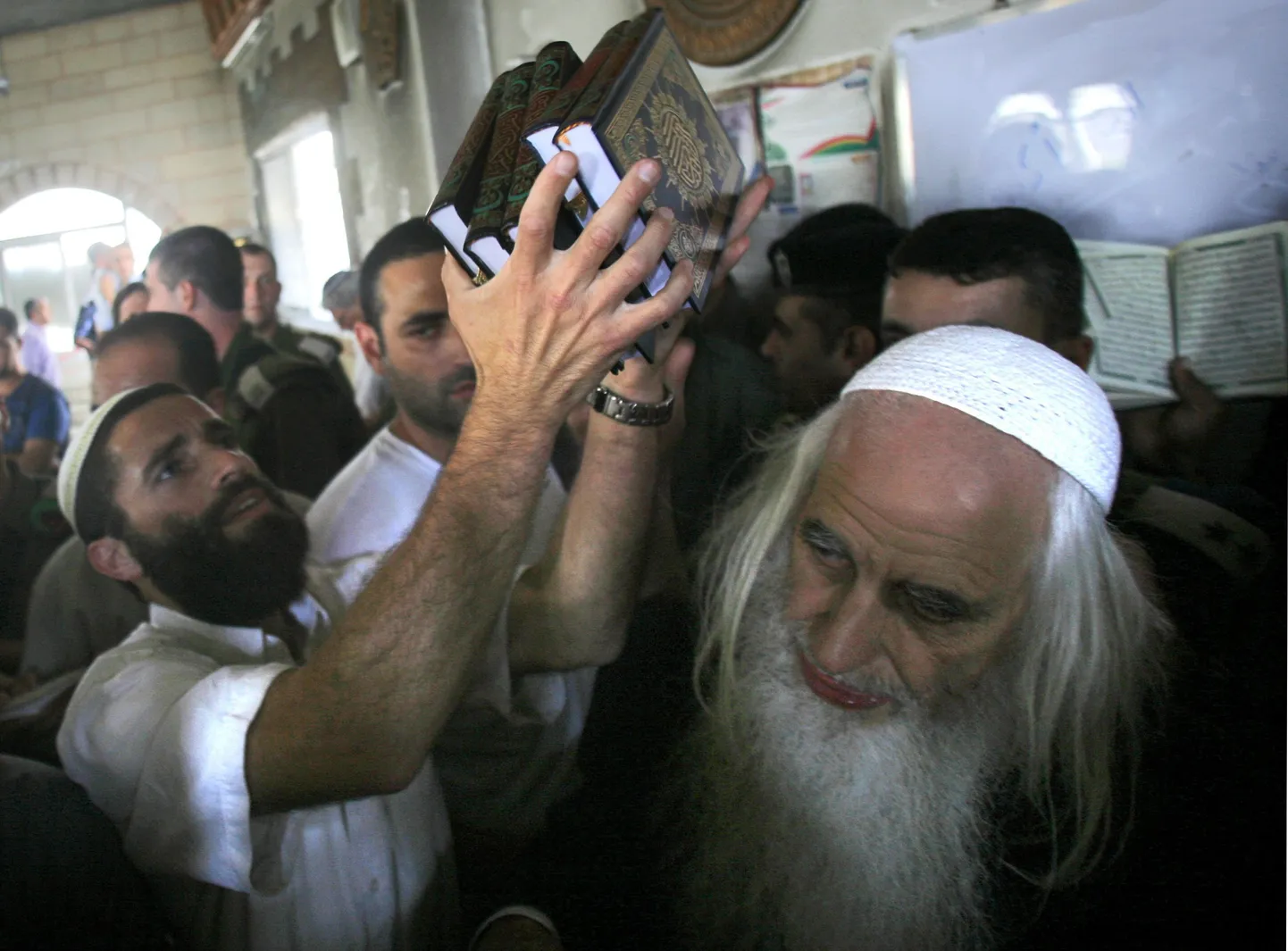 Israeli rabid mošeed külastamas.
