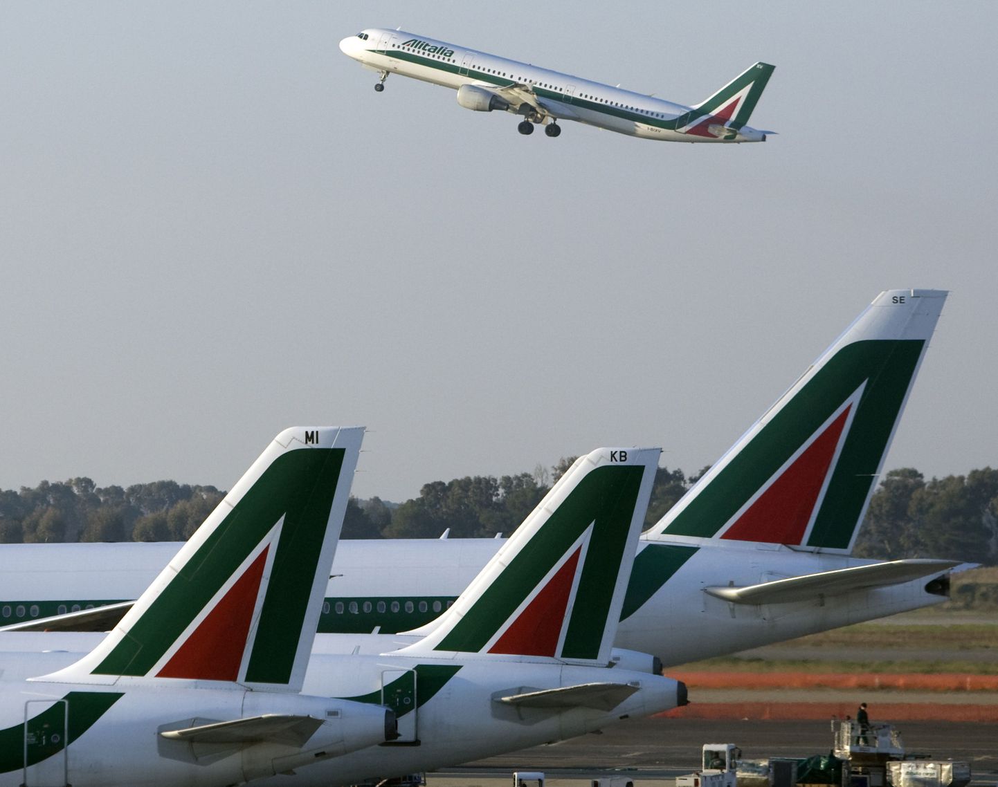 Alitalia reisilennukid Roomas Fiumicino lennuväljal.